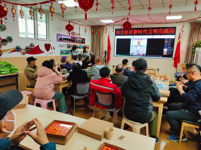 山大路街道社工站联合山大社区开展手工灯笼制作活动