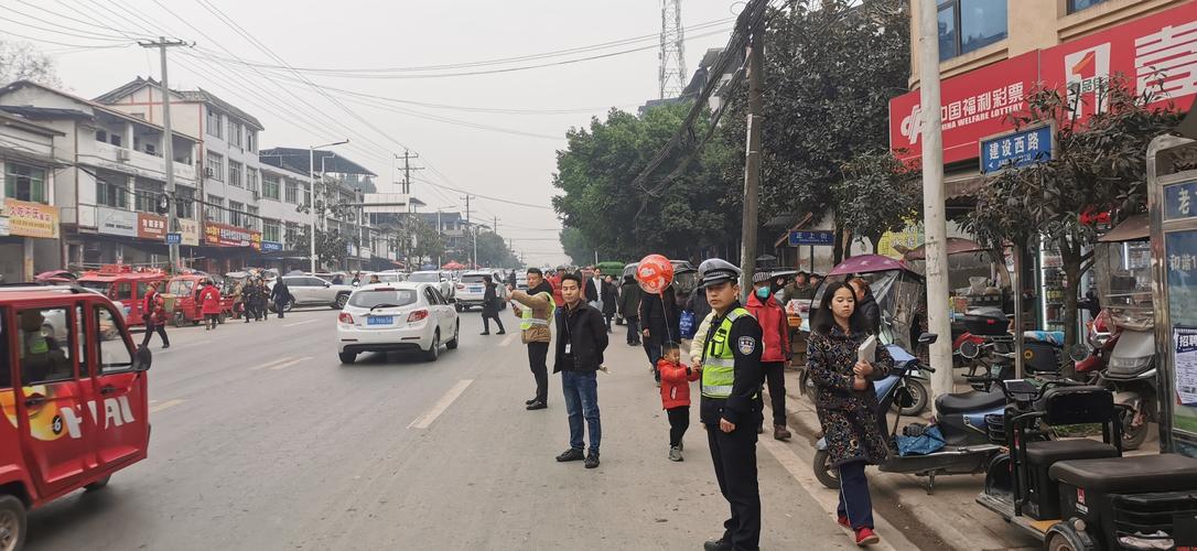 青龙街道全力开展道路交通安全劝导工作
