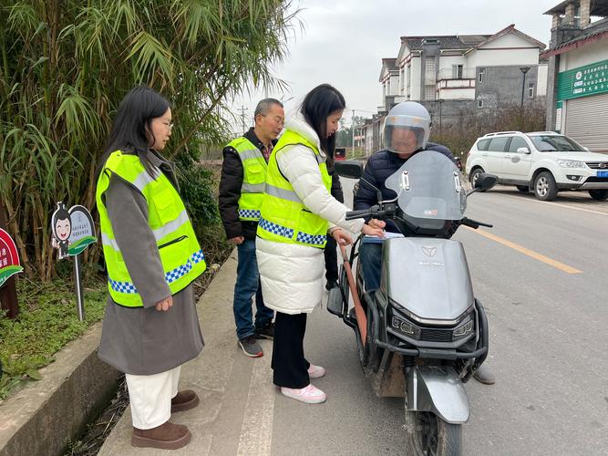 青龙街道全力开展道路交通安全劝导工作