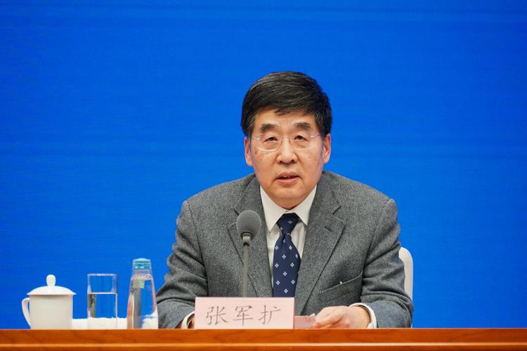 张军扩:解决地域之间营商环境不平衡需从两方面努力