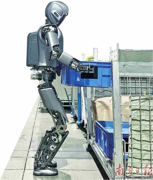 全新一代工业人形机器人Walker S1进入车厂实训