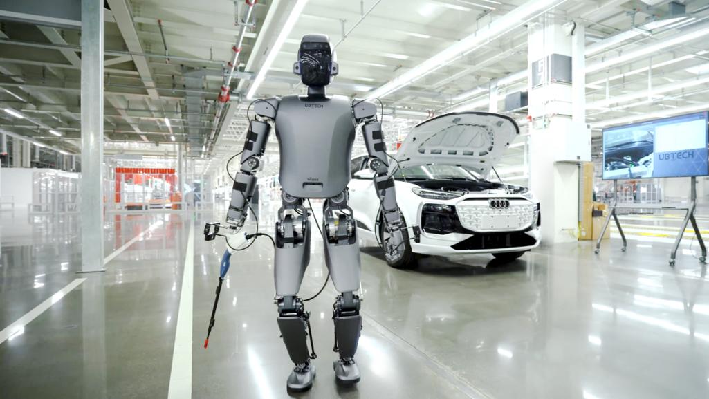 全新一代工业人形机器人Walker S1进入车厂实训