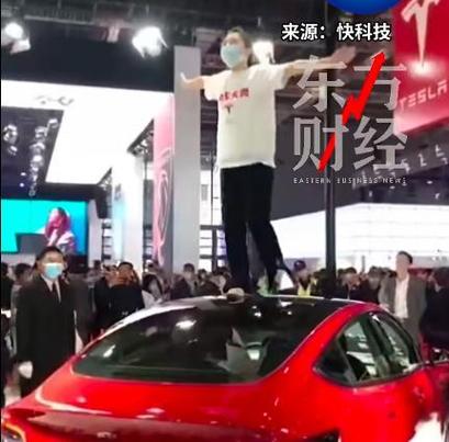 北京特斯拉车主提车刚满一个月连撞两车 客服：女性踩刹车力量弱