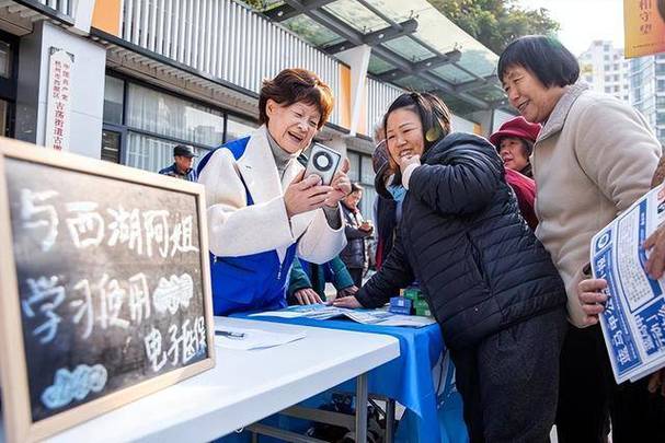 彭翼捷：AI时代包容发展一要技术普惠 二要让女性更多参与