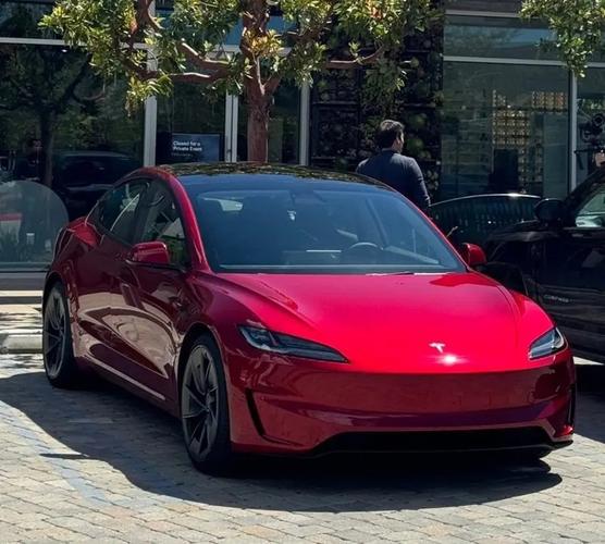 马斯克回应Model 3质量参差不齐:没有时间晾干油漆