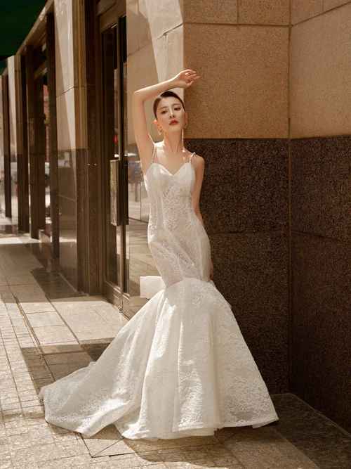Giambattista Valli 成为巴塞罗那婚纱之夜的耀眼明星