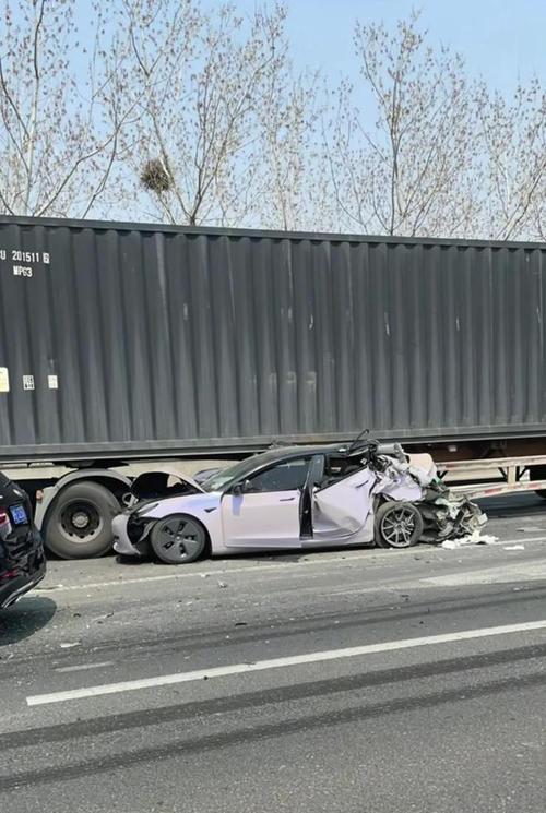特斯拉回应 “刹车失灵连撞两车”：路面结冰制动距离不足致追尾