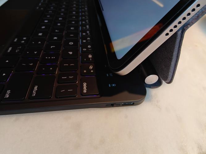 iPad Pro新键盘被用户吐槽电老虎:2小时掉电25%