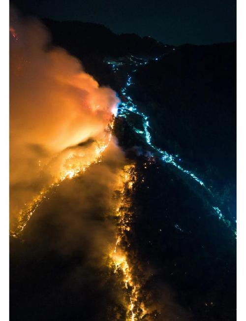 突发!重庆涪陵发生山火 消防正扑救!罕见高温炙烤川渝 44.6℃刷新纪录