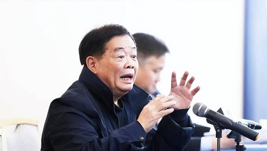曹德旺：新能源汽车业已累积了一定泡沫 可能最后又浪费很多钱
