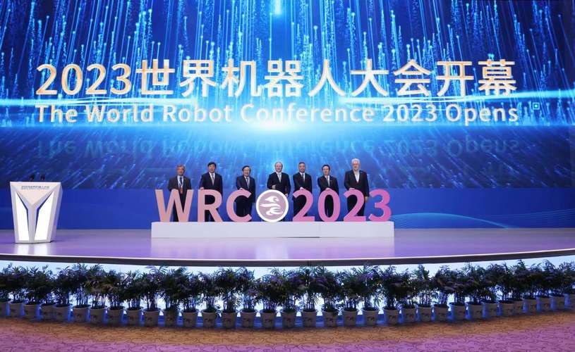 直击2023世界人工智能大会：最新AI成果集体亮相 机器人展台人气火爆