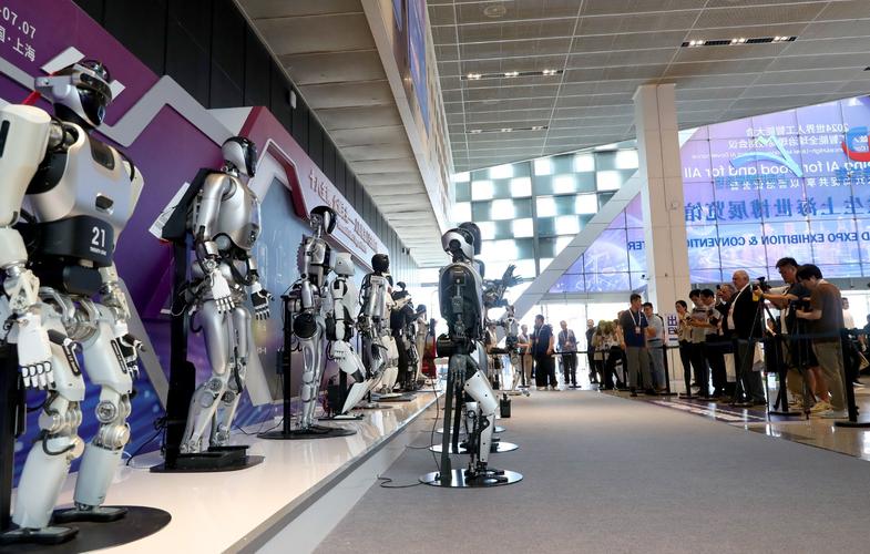 直击2023世界人工智能大会:最新AI成果集体亮相 机器人展台人气火爆