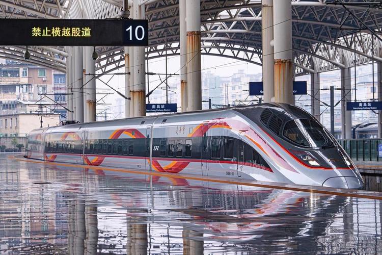 动车与地铁“混血”国产首个市域动车组上线运营