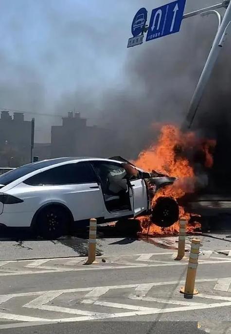 新能源汽车碰撞起火惹争议 电车真就更不安全？