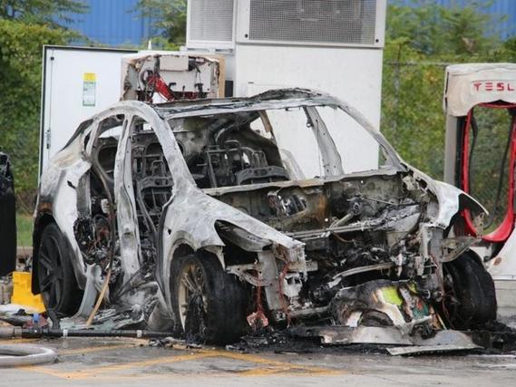又一起！特斯拉Model 3起火后爆炸 或因自动驾驶功能