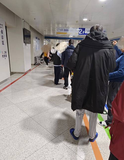 检查后请医生看报告单 该推门进还是排队等？