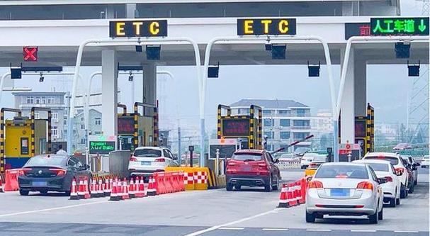 人工通道排长龙 收费站工作人员:不办ETC就让他堵