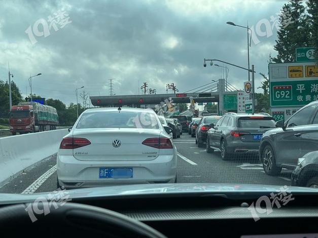 人工通道排长龙 收费站工作人员：不办ETC就让他堵