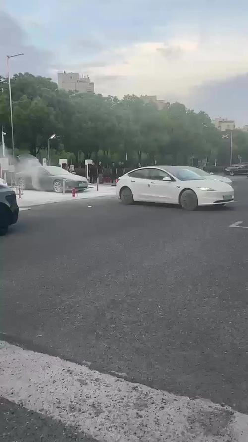 又一辆特斯拉Model S在旧金山车库发生自燃
