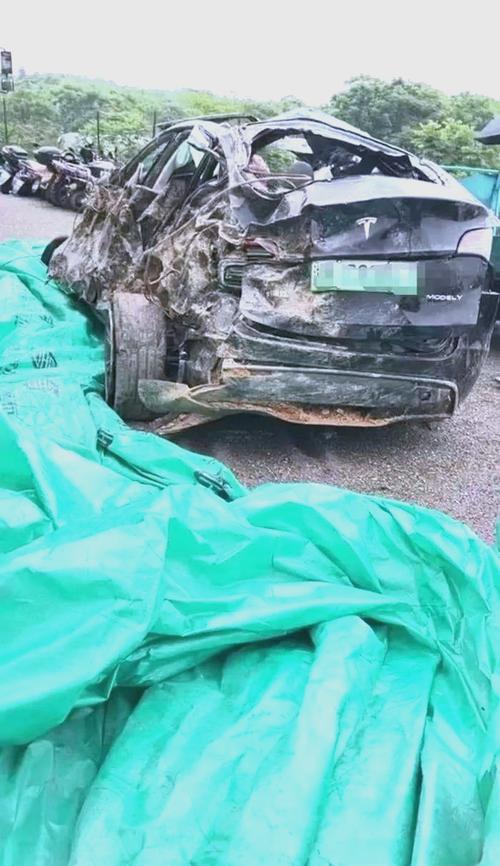 一特斯拉失控，时速80公里撞楼，居民：以为地震了