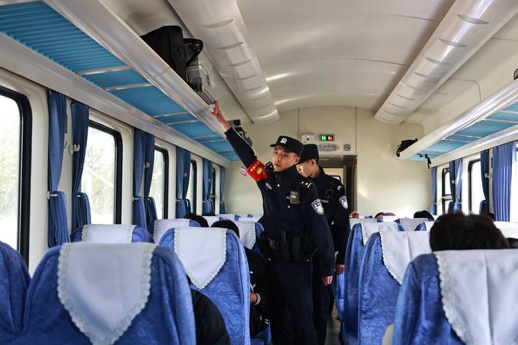 铁路等部门多措并举保障旅客假日安全有序出行
