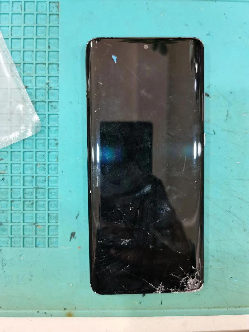 手机一拆一装背后 换上组装屏翻新件