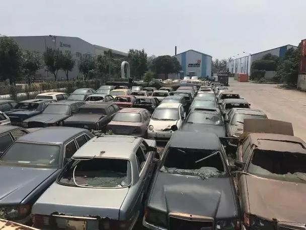 “汽车坟场” 报废奔驰宝马200元一吨
