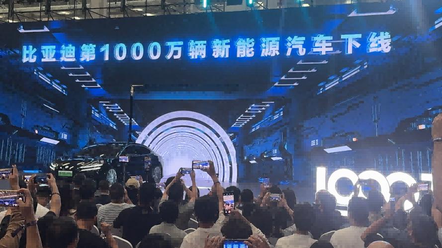 为SOLO 电动汽车工厂举行盛大投产仪式