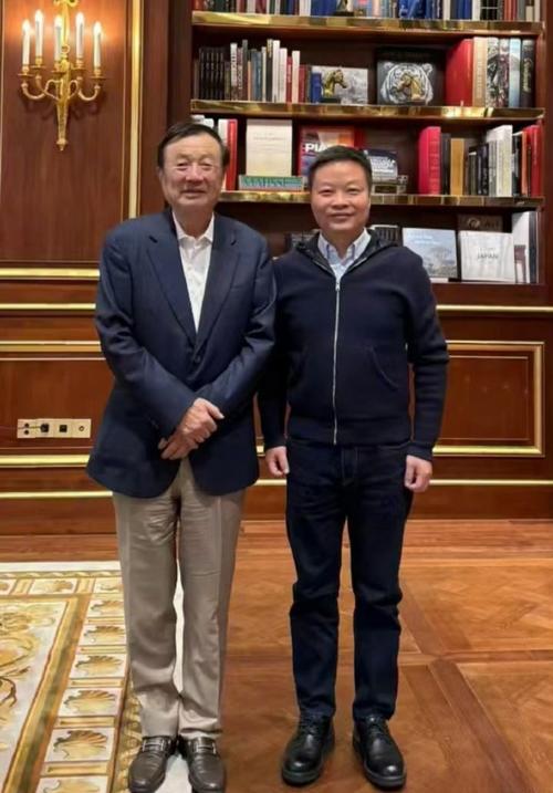 华为颁发最高荣誉奖，任正非与35名员工代表合影